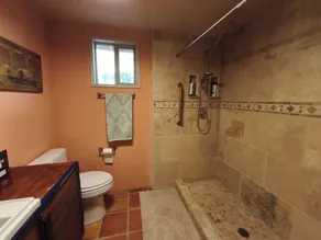 Charmigt hem nära U of A i magisk trädgård, 4 sovrum, 4BA, badtunna och stor pool - Image 2