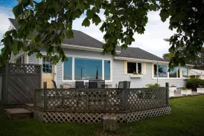 Waterfront Vacation Home-4 bedrooms-2.5bath-Laundry room inside-2 heat pumps - Image 5