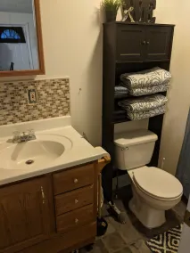 2nd story in-law w/ private entrance,  specialty bed, cable, 2 tv's.Full kitchen - Image 4