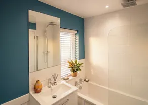 3 Bedroom House - Parking - Wifi - Fully Refurbished Throughout - New Kitchen & Bathroom - Image 3