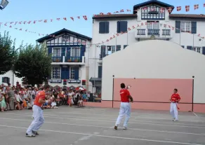 Basque country between sea and mountains, quiet ground floor apartment with garden  - Image 2