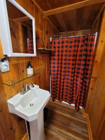Cozy cottage get-away at Lake Winnipesaukee with swim access off dock - Image 2