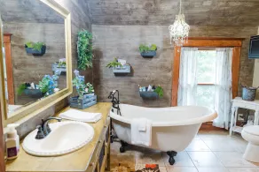 Spacious Farmhouse beautifully decorated waiting for laughs and memories - Image 3