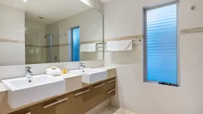 First Class Luxurious Apartment on Noosa River - Unit 1 Wai Cocos, 215 Gympie Terrace - Image 2