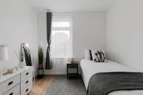 4 Bed House - Sleeps 6 - Garden Pets Wifi - Image 3