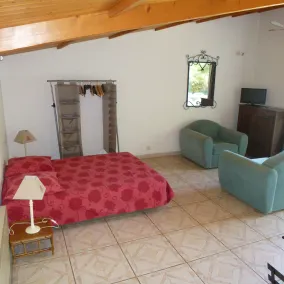 Fristående villa med stor trädgård och pool - Image 3