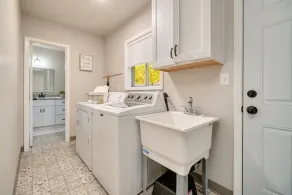Home away from Home! Clean and bright remodeled 3 bedroom home w all essentials! - Image 2