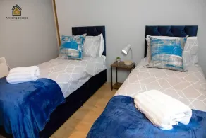 City Centre 2 Bed Flat Sleeps 3 for Work and Leisure with Private Parking & Wifi - Image 3