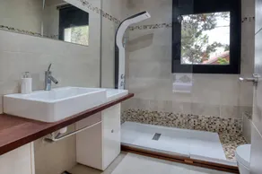 Modern Villa with Ocean views, Infinity Pool, Garden & Wi-Fi - Image 2