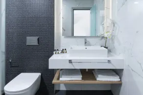 V Luxury Suites - Image 3
