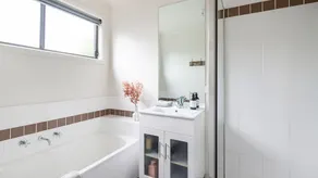 Kennington Beach Getaway with Spa - Image 3