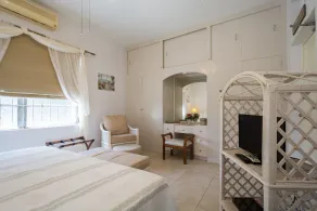 Graceville is just across the road from the beach.  Easy access to shops. - Image 5