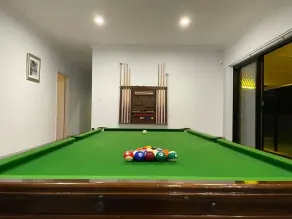 Cheerful 4-bedroom Acreage Holiday Home - Image 2