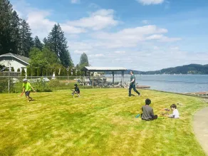 Union waterfront house with 2 king beds, kayaks, Wifi, next to Alderbrook Resort - Image 2