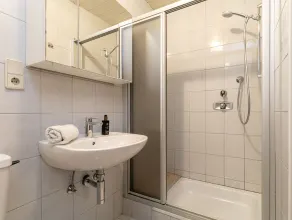 Beautiful apartment with garden terrace - Image 2