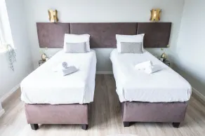 Combined rooms, 12 beds, kitchen, and free parking - Image 5