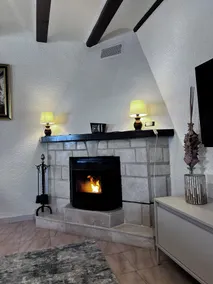 Chalet indépendant avec piscine privée, jardin, air et Internet dans un endroit calme - Image 2