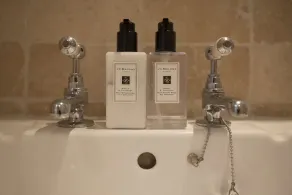 Cottage auto-suficiente de luxo com 2 quartos em uma área de excelente beleza - Image 3