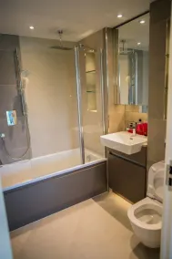 Thames View 2 Bed Apartment With Balcony - Image 4