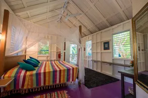 Beautiful treehouse with lush green surroundings - Image 3