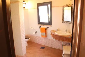 HERMOSA VILLA con PISCINA de uso EXCLUSIVO, ¡relájate a pocos km del mar! - Image 2