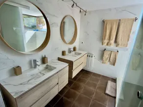 villa på den rolige lysende hav og naturlige omgivelser - Image 2
