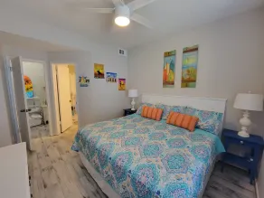 Condo 1er étage avec vue sur un étang et une très courte promenade de la plage - Image 5