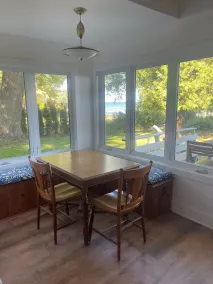Bright and Cheerful Lake Front Beach Cottage - Image 4