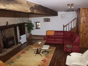 Modernised Farmhouse, Three Bedrooms, Quiet Secluded Garden, Wifi and Pet - Image 5
