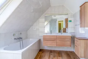 Charming Villa With Spacious Garden on the Water - Image 2