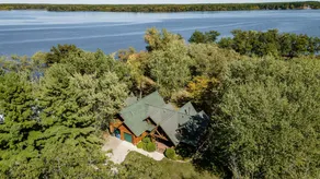 LOVELY LAKEFRONT HOME ON THE SHORES OF CASTLE ROCK LAKE WITH PRIVATE PIER - Image 5