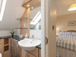 Superb cottage situated on a quiet road with a walled garden to the rear. - Image 2