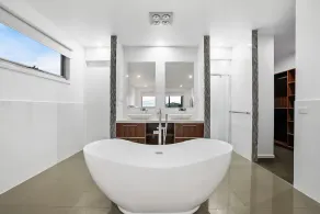 A family sized beach house just 2 mins from the beach and 1.6km from town. - Image 3