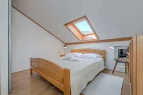 Beachfront apartment with balcony and parking - Image 5