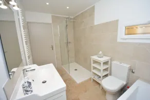Charming villa with private pool in a peaceful, relaxing setting. - Image 3