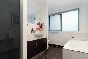 Comfortable Home 10 Minutes from Town - Wifi and Garage - Image 3