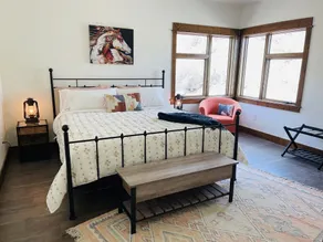 Custom 4 Bedroom Suite at Yellowstone Park. Three Decks w/ stunning views & BBQ! - Image 5