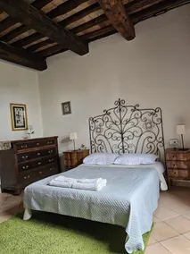 Zwischen Oliven und Rosen: Rückzugsort in einem Schloss aus dem 13. Jahrhundert - Image 3