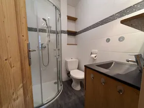 Charmant studio 19m², idéal 3 pers, avec terrasse et parking, proche commerces et navette ski - Image 3
