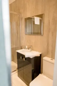 Snug, but all in need in a room for one - Image 2