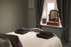Stunning 2-bedroom Log Cabin - Image 3