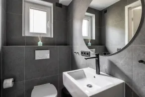 Basement studio with a king-size waterbed – conveniently located near downtown - Image 2