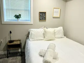 Charming 2 Bedroom Apt. Close to Valparaiso University Short-Term Stays - Image 4