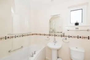Beautifully appointed seafront apartment - Image 2