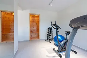 100 m de la plage, bain à remous, piscine, ping-pong, sauna et salle de gym, chaises longues privées! - Image 2