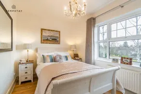 LUXURY HOME - CENTRAL WINDSOR, GATED PARKING - By Tempstay - Image 5
