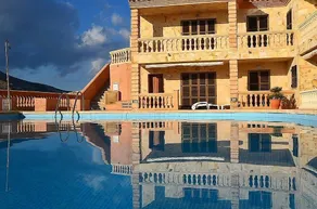 La Roca Azul Cala Ratjada – Video ansehen, Terrasse mit Meerblick & Pool - Image 4