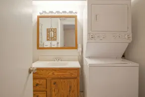 1Br: Studio Loft Ridgewood 59 Wood Fireplace, Washer and Dryer Full Kitchen - Image 4