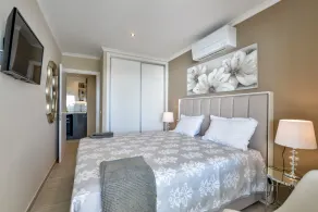 Modern apartment with large, 40 sqm terrace 1st line, with fiber optic connection - Image 5