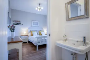 Tide & Tee - 2 Bedroom Apartment - Penally - Tenby - Image 3